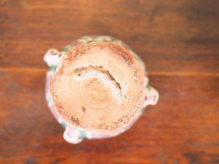 2 pots en terre vernissée décor stylisé en vert et noir. Espagne XVIIè