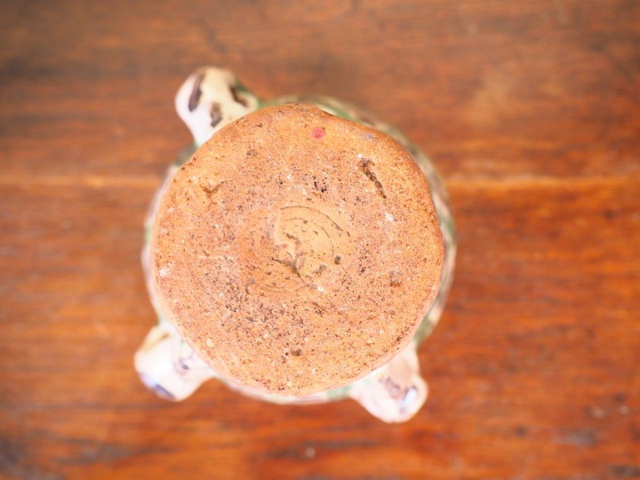 2 pots en terre vernissée décor stylisé en vert et noir. Espagne XVIIè