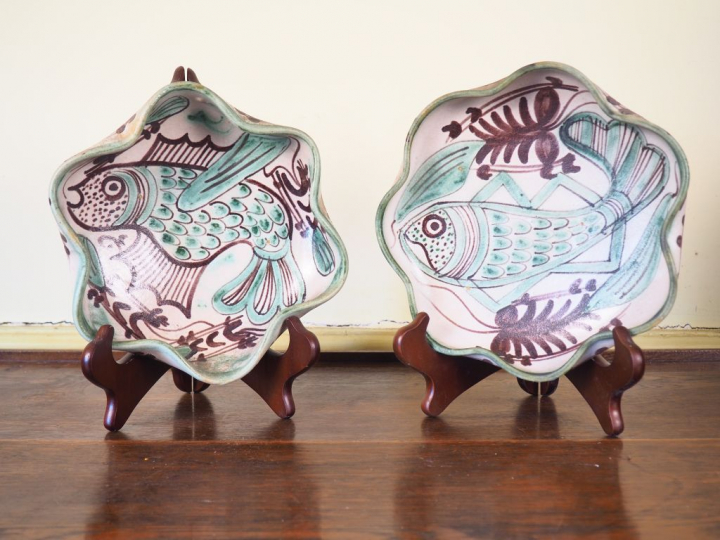 2 différentes assiettes en faience polychrome à décor de poisson verte