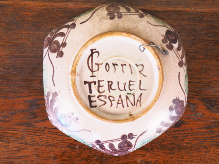 2 différentes assiettes en faience polychrome à décor de poisson verte