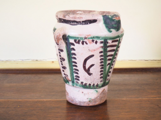 Vente aux enchères Pot en terre vernissée décor stylisé (accidents). Espagne XVIIème. H. 