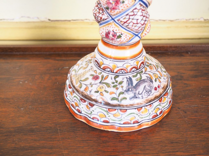 Suite de 4 bougeoirs en porcelaine polychrome du Portugal. H. 33 cm.