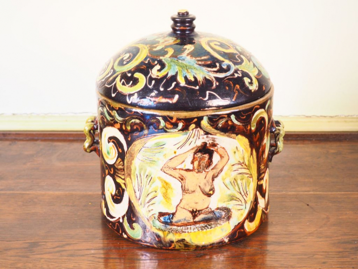 Pot couvert en terre vernissée à décor de jeune femme et de feuillage.