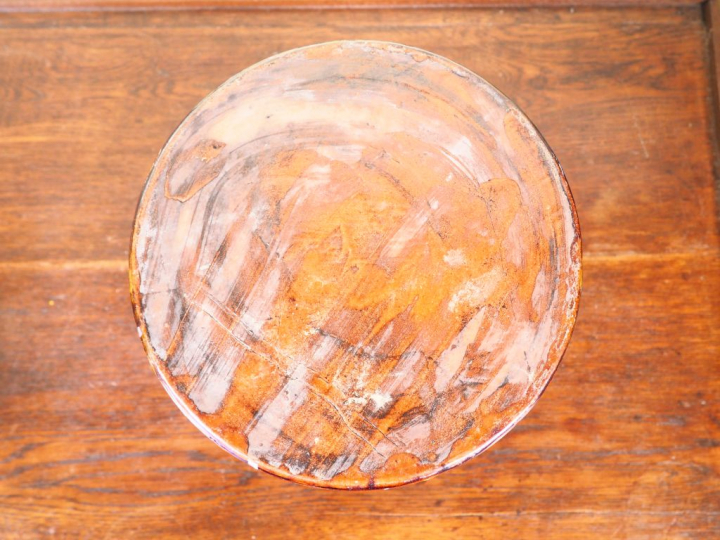 Pot couvert en terre vernissée à décor de jeune femme et de feuillage.