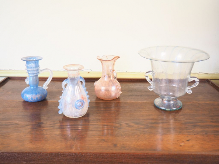 3 différents vases, une coupe à anses l'ensemble en verre de Venise.