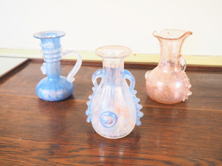 3 différents vases, une coupe à anses l'ensemble en verre de Venise.