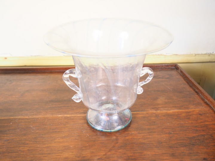 3 différents vases, une coupe à anses l'ensemble en verre de Venise.