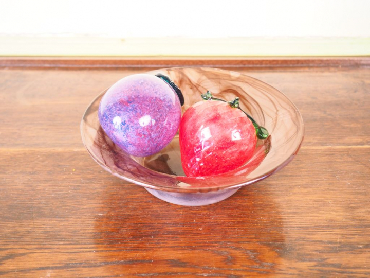 Une coupe et deux fruits en verre soufflé polychrome.