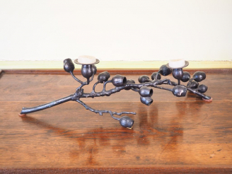 Vente aux enchères Bougeoir en bronze en forme de branchage. Dim. 51 cm.