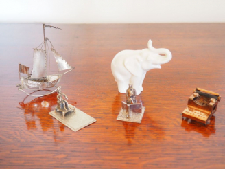 Vente aux enchères Suite de 3 sujets en argent étranger autour du thème de la marine. On 