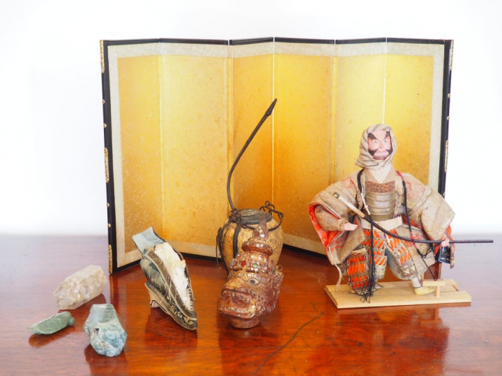 Une pipe à opium, une poupée "samouraï", tête de divinité Thaï en bois