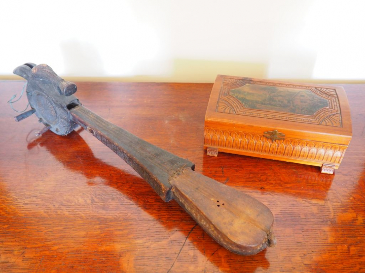 Un instrument de musique en bois sculpté extrême-orient, un coffret à 