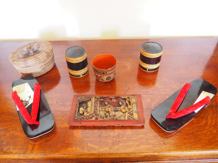 Paire de claquettes japonaises, 2 boites en forme de tonneau en bois l