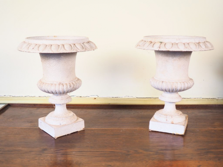 Paire de petits vases Médicis en fonte laqué blanc. H. 27 cm.