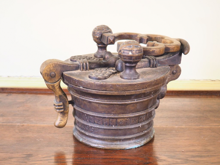 Grande pile de poids XIXème en bronze. Dim. 20 x 30 cm.