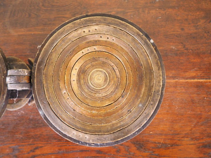 Grande pile de poids XIXème en bronze. Dim. 20 x 30 cm.