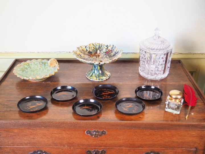 Coupe en majolique mouchetée XIXème (égrenure). On y joint un vide-poc