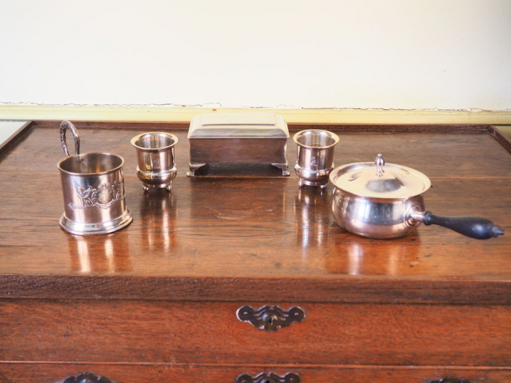 Tasse en métal argenté de style Empire, 2 timbales en métal argenté, u