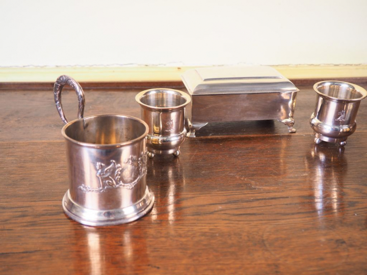 Tasse en métal argenté de style Empire, 2 timbales en métal argenté, u