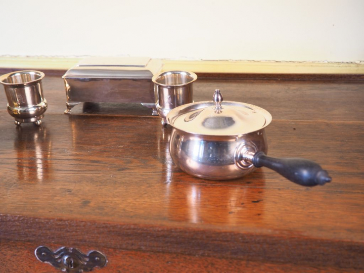 Tasse en métal argenté de style Empire, 2 timbales en métal argenté, u