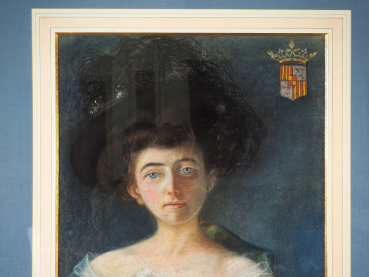 Ecole française début Xxème. 'Portrait de jeune femme aux yeux bleus'.