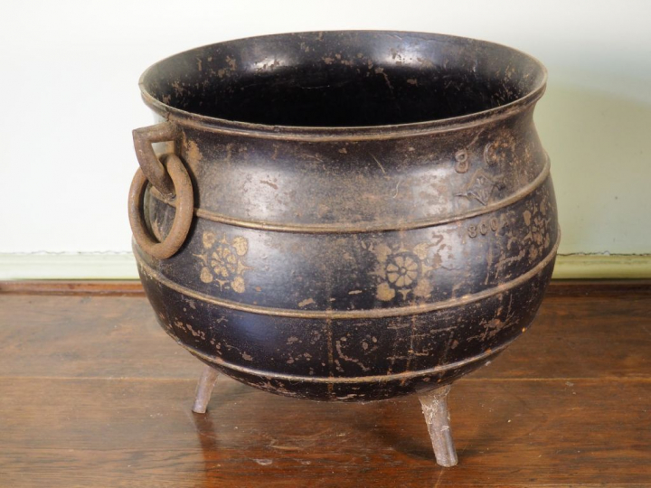 Chaudron tripode en fonte, laqué noir. Dim. 33 x 41 cm.