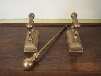 Vente aux enchères 3 accessoires de cheminée en bronze.