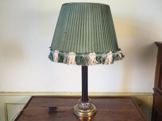 Vente aux enchères Lampe de bureau de style Empire en bronze patiné et doré. H. 70 cm.