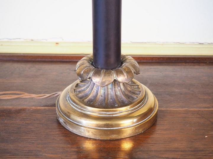 Lampe de bureau de style Empire en bronze patiné et doré. H. 70 cm.