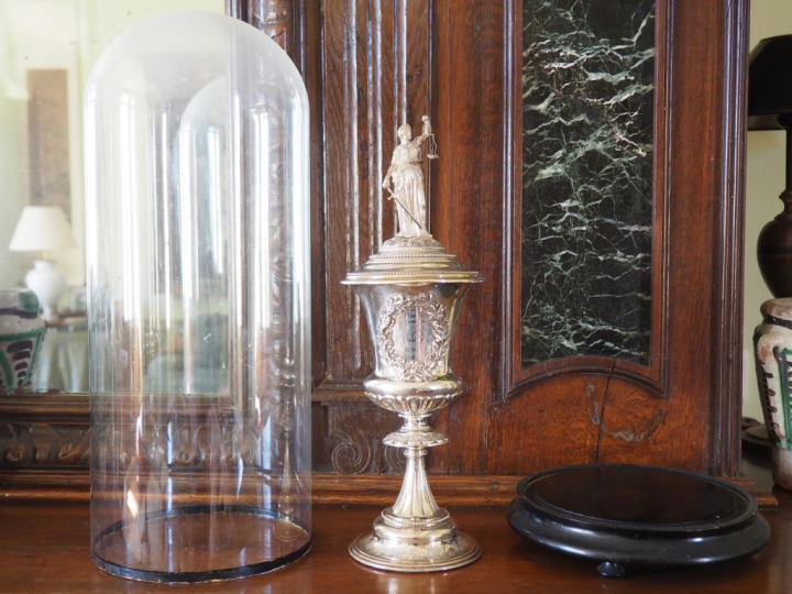 Coupe en argent bas titre ornée d'une allégorie de la justice, dans un