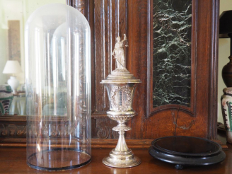 Vente aux enchères Coupe en argent bas titre ornée d'une allégorie de la justice, dans un