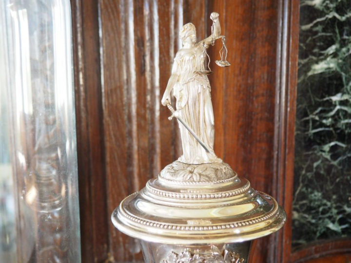 Coupe en argent bas titre ornée d'une allégorie de la justice, dans un