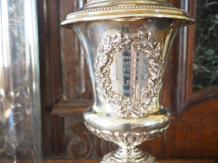 Coupe en argent bas titre ornée d'une allégorie de la justice, dans un