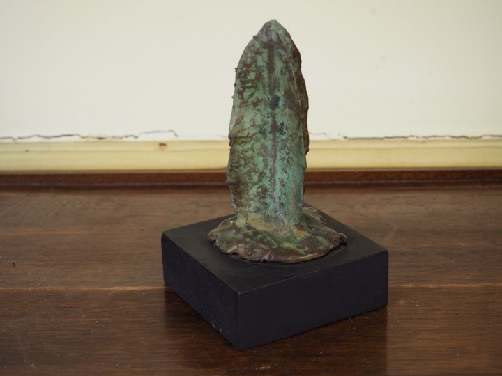 HEHEN. "Organo". Sujet en bronze à patine verte. H. (sans le socle): 1