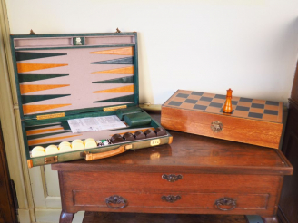 Vente aux enchères Jeu d'échecs en bois sculpté dans son coffret. Jeu de Backgammon dans 