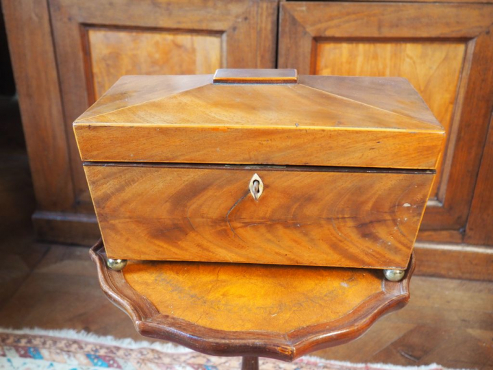 Boite à thé Restauration en acajou et placage d'acajou (petits manques