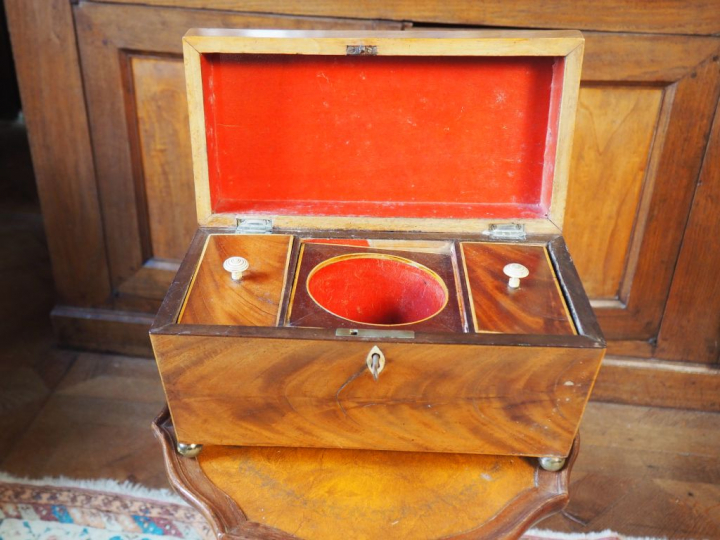 Boite à thé Restauration en acajou et placage d'acajou (petits manques