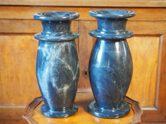 Vente aux enchères Paire de vases ovoides en marbre noir. H. 27,5 cm.
