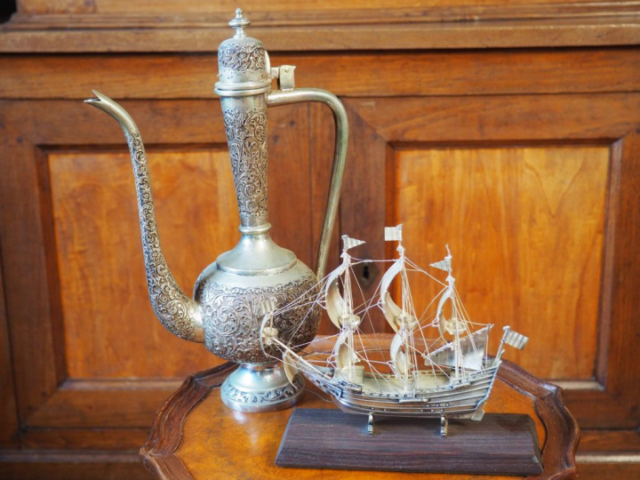 Verseuse et maquette de bateau en argent étranger.