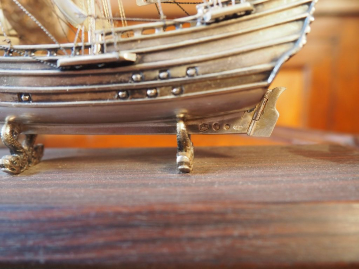 Verseuse et maquette de bateau en argent étranger.