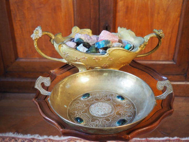 Coupe en laiton et un centre de table 1900 en métal doré à décor de fl