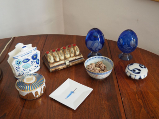 Vente aux enchères Lot comprenant: - un boite à bijoux en os - 2 petites boites couvertes