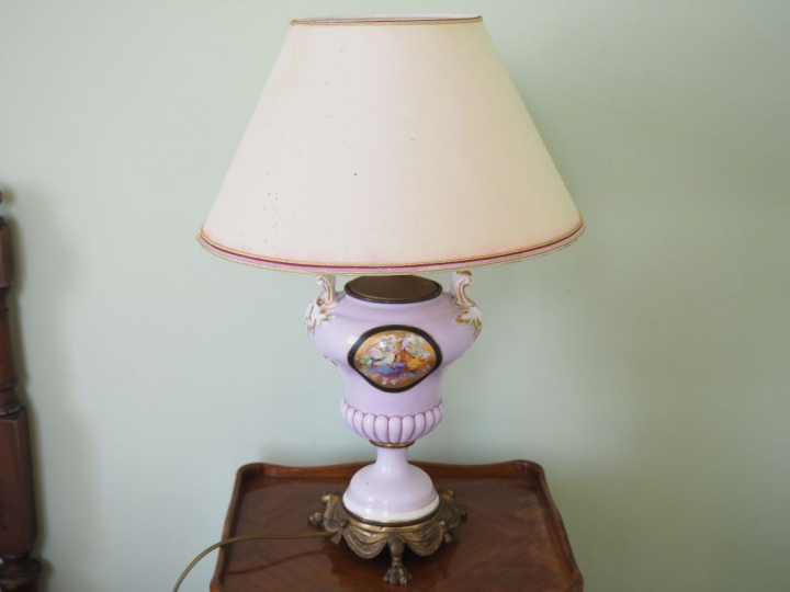 Paire de vases Napoléon III en porcelaine à décor de bouquets de fleur