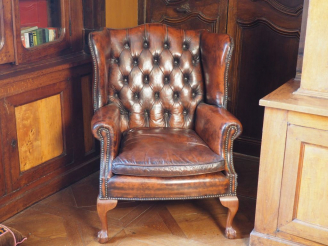 Vente aux enchères Paire de fauteuils anglais garniture de cuir brun capitonné. Dim. 102 