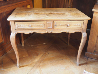 Vente aux enchères Table à écrire Transition Louis XV-Louis XVI en chêne mouluré et sculp