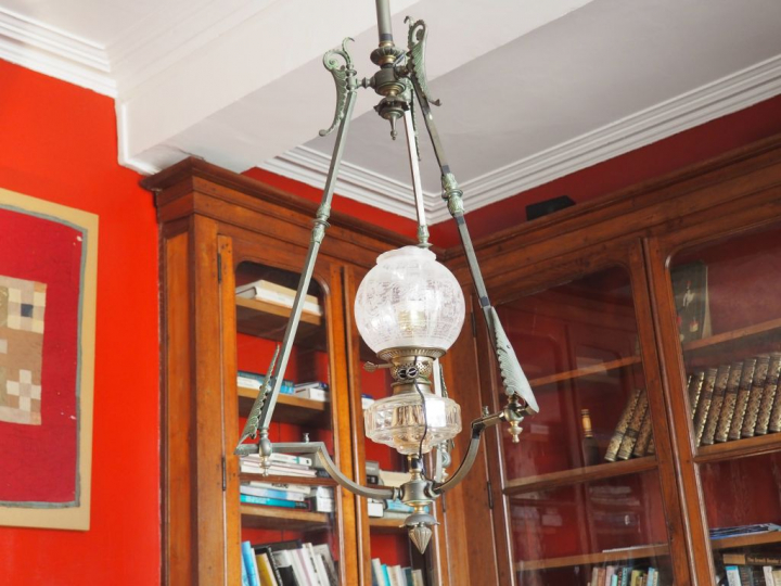 Suspension de style Empire en métal et cristal. H. 114 cm.