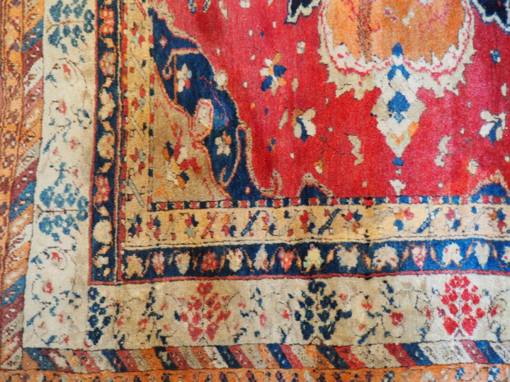 Tapis d'Orient ancien en laine fond rouge. Dim. 313 x 44 cm.