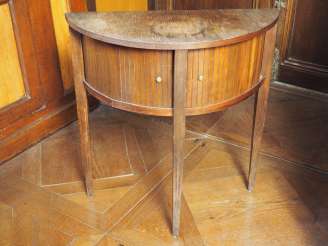 Vente aux enchères Guéridon demi-lune de style Directoire ouvrant à deux rideaux coulissa