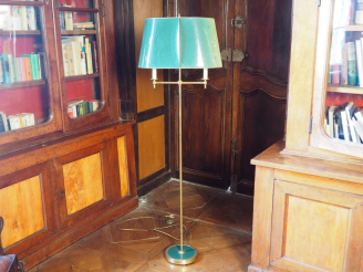 Vente aux enchères Lampadaire en laiton éclairant à deux lumières. Dim. 156 cm.