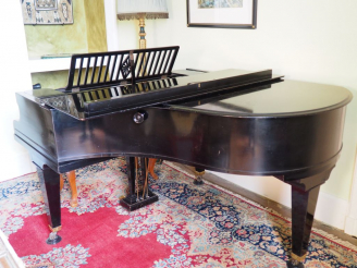 Vente aux enchères Piano quart de queue Berchstein en bois laqué noir cadre fer.